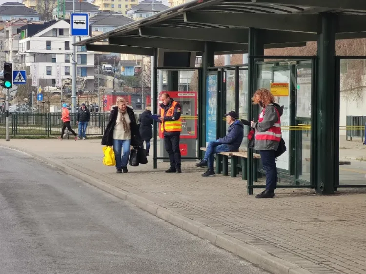 Pracownicy liczący pasażerów pracują w godzinach porannego i popołudniowego szczytu na pętlach i wybranych przystankach autobusowych i tramwajowych.
