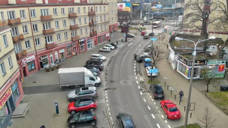 Głosy w sprawie budowy drogi rowerowej wzdłuż ulicy Dmowskiego we Wrzeszczu są podzielone.