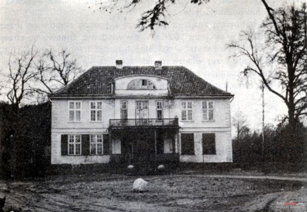 Dwór Ernsttal na zdjęciu z przełomu lat 40. i 50. Dzięki niemu wiadomo, że budynek przetrwał nietknięty II wojnę światową.