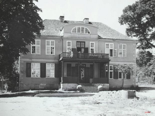 Dwór Ernsttal na zdjęciu z 1977 r. Warto zwrócić uwagę, że istniała wówczas, nakryta balkonem, drewniana weranda oraz kamienne kule, które spoczywały u podnóża schodów.