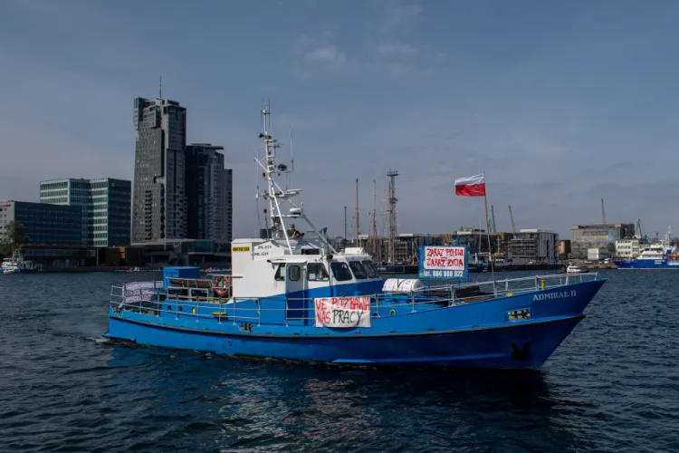 Jedną z form protestu rybaków było blokowanie toru podejściowego dla statków w Porcie Gdynia i Porcie Gdańsk. 
