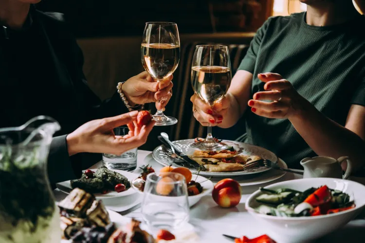 Warto celebrować wspólny posiłek w gronie bliskich osób. Miłe towarzystwo, pyszne jedzenie i wino, czasem więcej do szczęścia nie potrzeba.