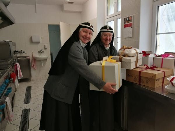 Siostry z 40 domów zakonnych przygotowały 200 blach wypieków dla szpitali w Gdańsku, Gdyni i Wejherowie. 