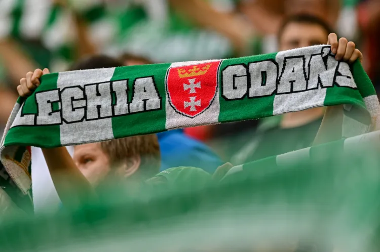 Lechia Gdańsk zakończyła poprzedni sezon z 10-milionową stratą, zadłużenie dochodzi do 30 milionów złotych, ale klub spokojnie czeka na pozytywne rozstrzygnięcia w procesie licencyjnym.