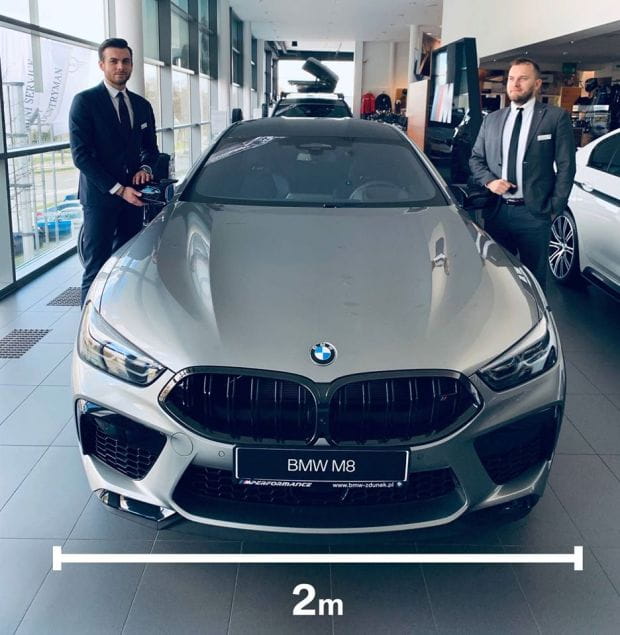 W salonach BMW Zdunek zalecany dystans wynosi 2 m.
