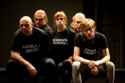 Aktorzy nie próbują odgrywać postaci historycznych, przekazują ich myśli, słowa, wspomnienia w formie relacji, czasem przesłuchania.