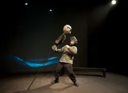 Poważny ton wielu wypowiedzi rozbrojony został scenami groteskowymi, zaczerpniętymi z akcji i happeningów WiP-u - m.in. z kukłą gen. Wojciecha Jaruzelskiego w roli głównej.