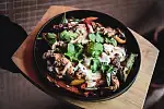Luis Mexicantina: Dla tych, którzy odwiedzą nas już w najbliższy poniedziałek, przygotowaliśmy niespodziankę w postaci rabatu 20 proc. na naszą starą kartę cocktaili (z którą się żegnamy). Wracają też nasze wcześniejsze dobre promocje - w poniedziałek taco za 5 zł oraz frozen margarita w środy za 10 zł.