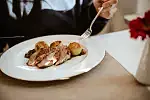 Do akcji wraca elegancka Oberża 86: Restauracja od poniedziałku rusza z lunchami. Codziennie dostępne będzie nowe menu i ciekawe połączenia kuchni polskiej z francuską. Lunche będą składać się z dwóch opcji: zupa lub przystawka i danie główne. Serwowane od poniedziałku do piątku w godzinach 12-16