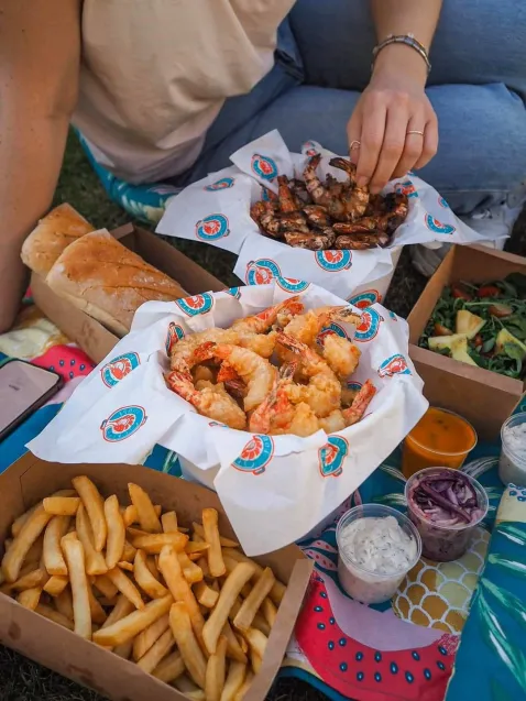 Shrimp House w Gdyni: Przywitamy każdego gościa, który zdecyduje się zjeść na miejscu, naszą domową lemoniadą za darmo. Dodatkowo osoby, które w czasie od 13 marca do 17 maja miały urodziny, mogą skorzystać z oferty urodzinowej, czyli podwójnej porcji krewetek (oferta obowiązuje przez cały tydzień).
