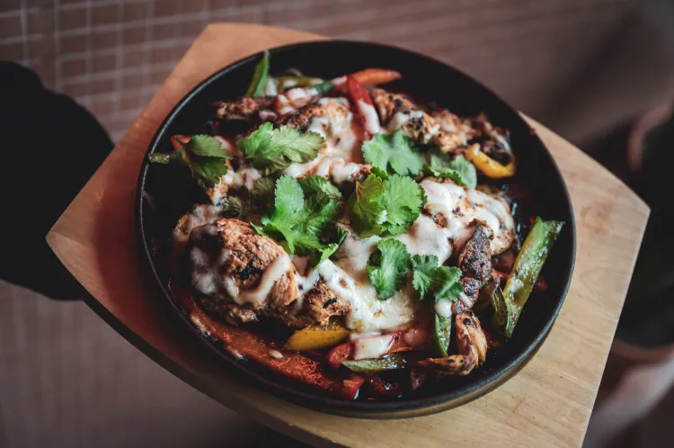 Luis Mexicantina: Dla tych, którzy odwiedzą nas już w najbliższy poniedziałek, przygotowaliśmy niespodziankę w postaci rabatu 20 proc. na naszą starą kartę cocktaili (z którą się żegnamy). Wracają też nasze wcześniejsze dobre promocje - w poniedziałek taco za 5 zł oraz frozen margarita w środy za 10 zł.