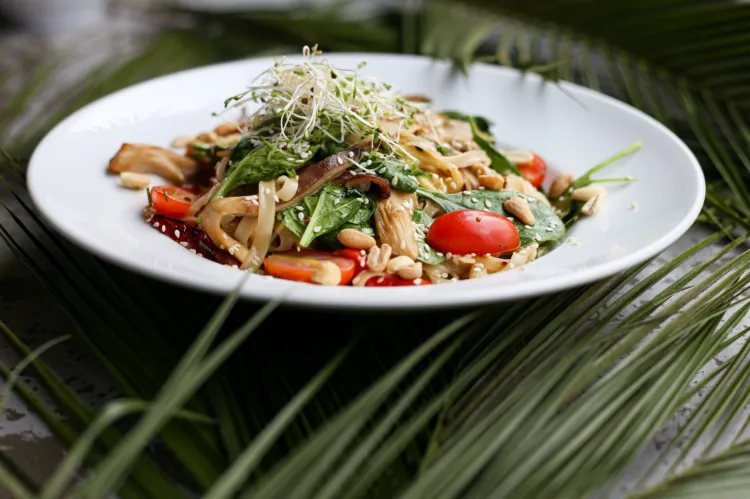 Avocado Vegan Bistro proponuje swoim gościom zabawę. Ci, którzy udostępnią zdjęcia, które zrobili w ogródku przed lokalem, wstawią je na Facebooka lub w komentarzu pod postem Avocado, otrzymają za darmo wybraną kawę na wynos. Akcja trwa aż do 30 czerwca. 