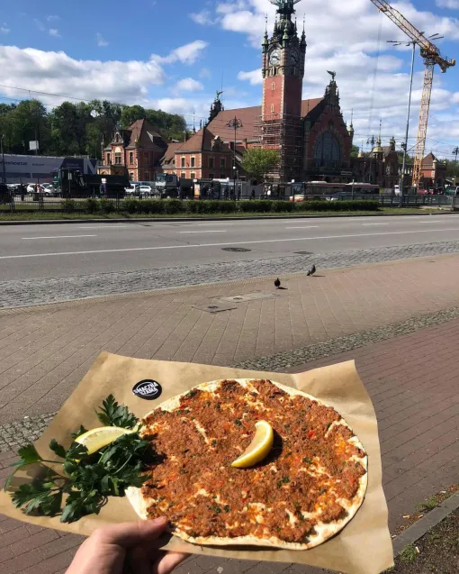 Smaczna Szama: Nasze nowości to m.in. nowe pizze, w tym bardzo ciekawa Pizza Cheesy Chips, czyli placek z frytkami i dużą ilością sera czy Pizza Gringo z uwielbianym przez naszych klientów lekko ostrymi nachos i papryczkami. W poniedziałek każdy, kto kupi dwie pizze, trzecią dostanie gratis. Promocja trwa od 18 do 20 maja. Otworzymy też ogródek dla gości. 