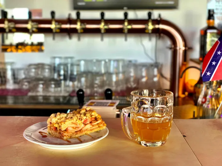 Top Gun Grill Bar w Gdańsku otwiera swoje podwoje już o północy z niedzieli na poniedziałek. Dla pierwszych gości będą niespodzianki, w tym każde pierwsze zamówione piwo za darmo. 