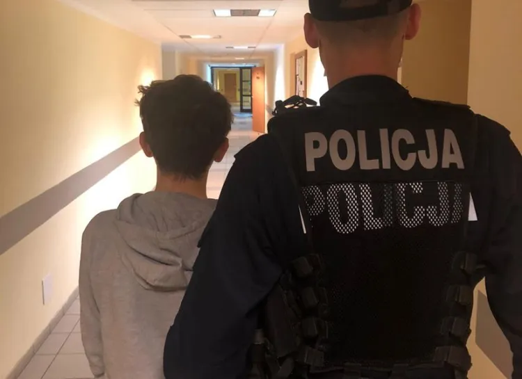 13-latek został zatrzymany w policyjnej izbie dziecka. Usłyszał zarzut dotyczący posiadania narkotyków. O jego losie zadecyduje sąd rodzinny.