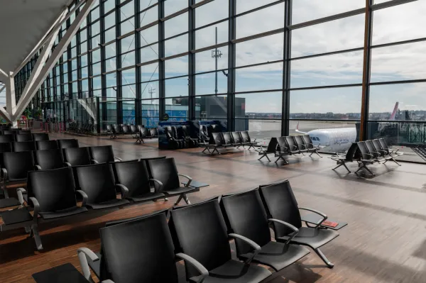 Za niespełna dwa tygodnie w opustoszałym od końca marca terminalu lotniska w Rębiechowie znowu pojawią się pasażerowie. LOT zapowiedział wznowienie krajowych połączeń lotniczych od 1 czerwca.