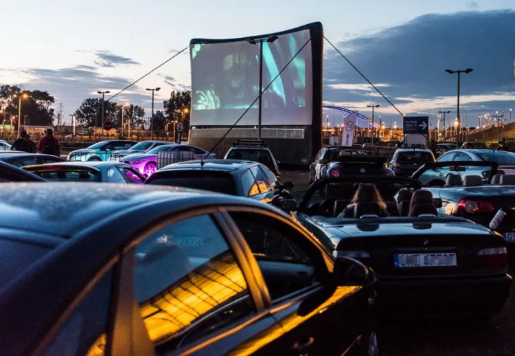 W 2017 roku odbyło się kino samochodowe w ramach Festiwalu Filmów Kultowych, wtedy przy stadionie w Letnicy. Teraz ruszą nowe pokazy w Sopocie na parkingu Opery Leśnej oraz przy Gdynia Arenie.