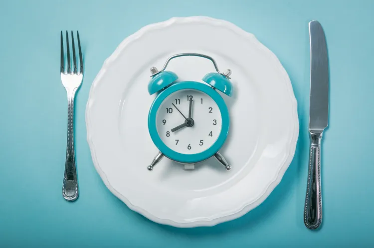 Popularną odmianą postu przerywanego (Intermittent Fasting - IF) jest ośmiogodzinne okienko, w trakcie którego możemy jeść. Taka dieta ma coraz więcej zwolenników. 
