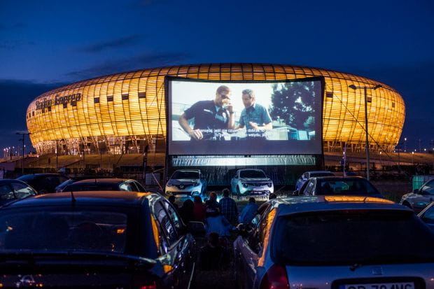 W kinie samochodowym ścieżkę dźwiękową słychać w głośnikach własnego samochodu - wystarczy ustawić odpowiednią częstotliwość radiową. Na zdjęciu: kino samochodowe w Gdańsku, 2017 rok. W ten piątek kina samochodowe zawitają do Gdyni i Sopotu.