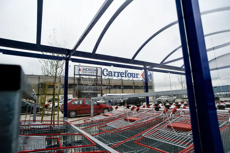 Kobieta parokrotnie oszukała sprzedawców w supermarkecie Carrefour. W końcu przesadziła w swojej pazerności i została zatrzymana na gorącym uczynku.