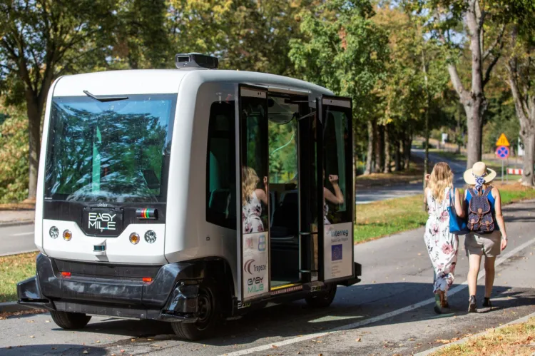 Gdańsk stawia na ekologiczne pojazdy. W zeszłym roku miasto testowało elektrycznego busa bez kierowcy, który woził pasażerów do zoo.  