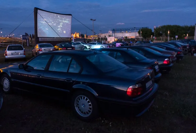 30 i 31 maja kino samochodowe zawita do Gdańska. Seanse odbędą się na placu Zebrań Ludowych. Na zdjęciu: kino samochodowe przy stadionie w Letnicy, 2017 rok.