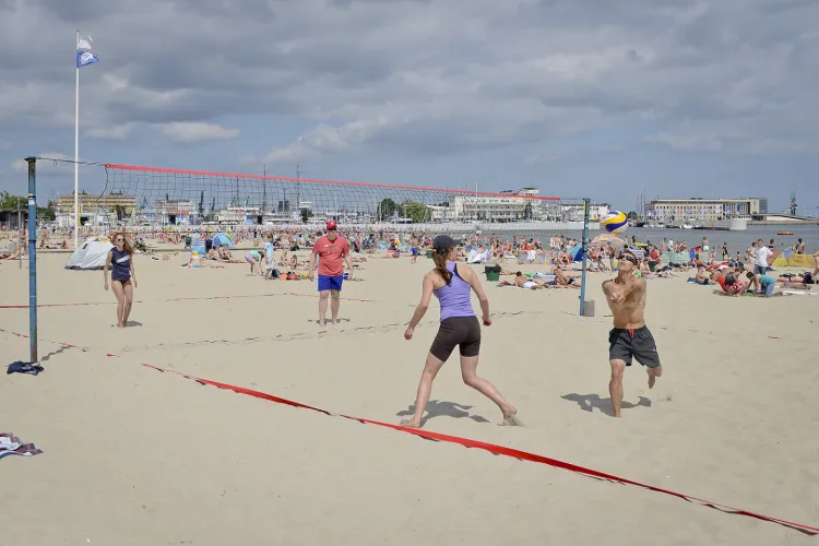 W Gdyni rezerwować można również boiska do gry w siatkówkę plażową.