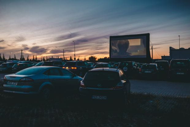 22 maja ruszył sezon na kina samochodowe w Trójmieście. Tutaj zdjęcie z kina na terenie lotniska w Gdańsku.