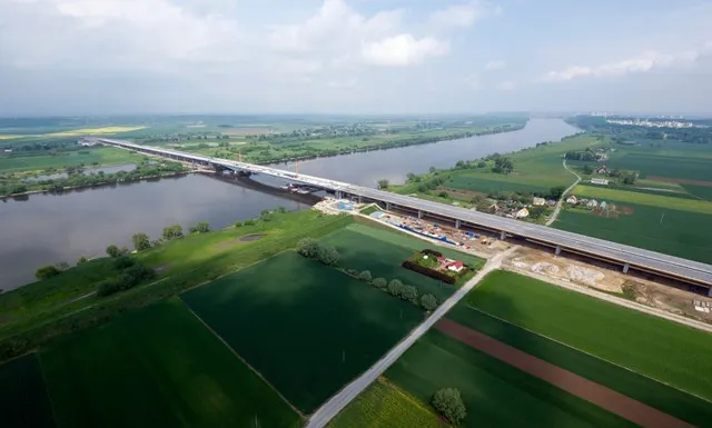 Budowa autostradowego mostu nad Wisłą nieopodal Grudziądza.