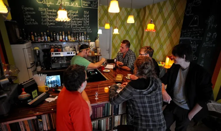 Lokale w nietypowych miejscach przyciągają wielu ludzi. Tak jak Cafe Lamus, nawiązująca stylistyką do lat 70. ...