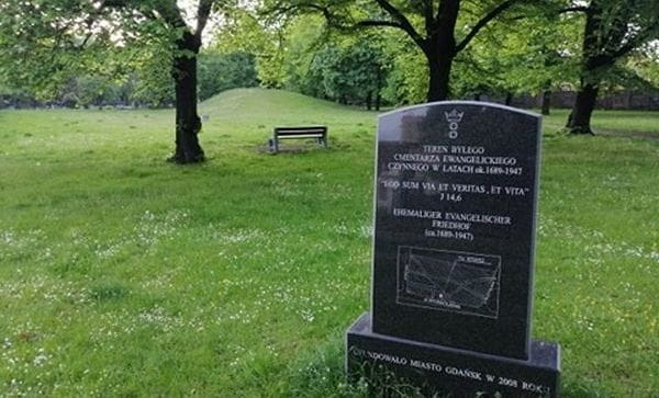 O tym, że dawniej w parku Jordanowskim istniał cmentarz, przypomina ufundowany przez miasto pomnik.