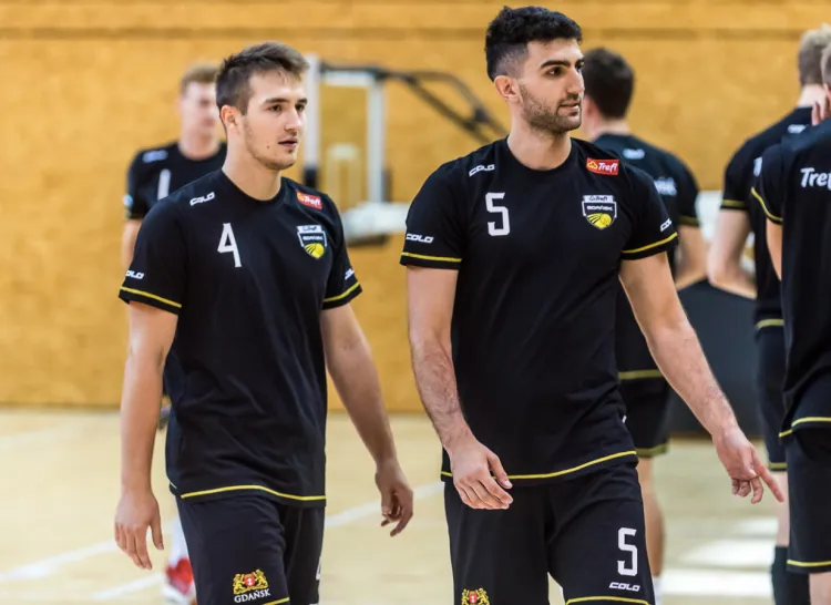 Marcin Janusz (z prawej) spędzi trzeci sezon w Treflu Gdańsk, natomiast dla Łukasza Kozuba (z lewej) będzie to drugi rok w żółto-czarnych barwach. 