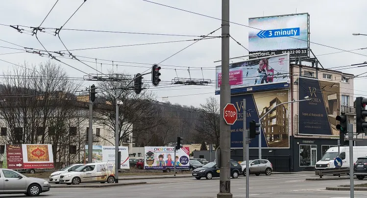 Skrzyżowanie al. Zwycięstwa i Wielkopolskiej. Jedno z miejsc, gdzie w Gdyni dominuje chaos reklamowy.