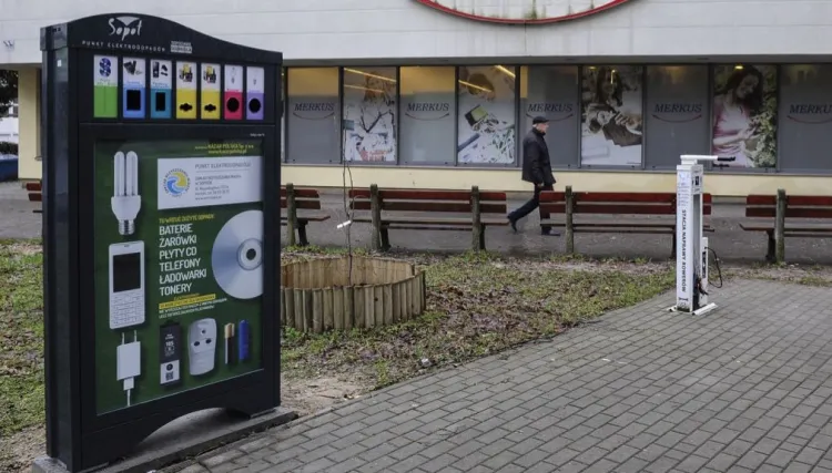 Całodobowe kosze na elektrośmieci w Sopocie stoją od 2018 r. Radni apelują o taką samą inicjatywę w Gdańsku.