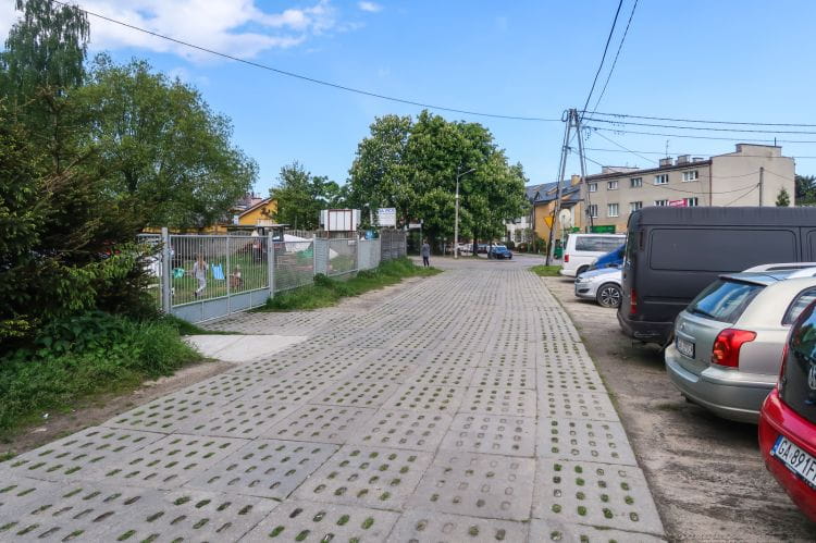 Ulica Kępy Oksywskiej, która wymaga odwodnienia.