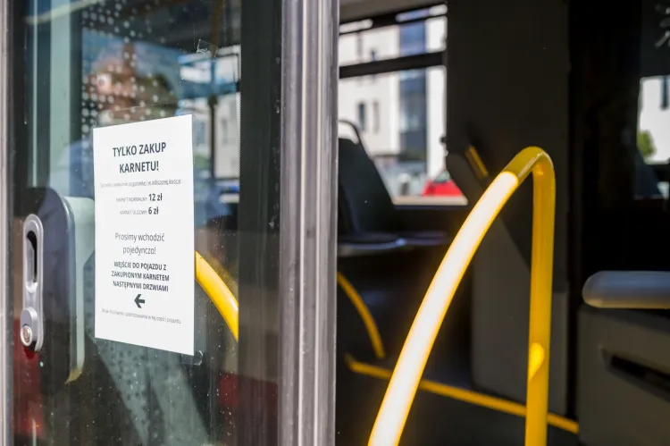 Pasażerowie narzekają na to w jaki sposób sprzedawane są bilety w pojazdach gdańskiej komunikacji miejskiej. 