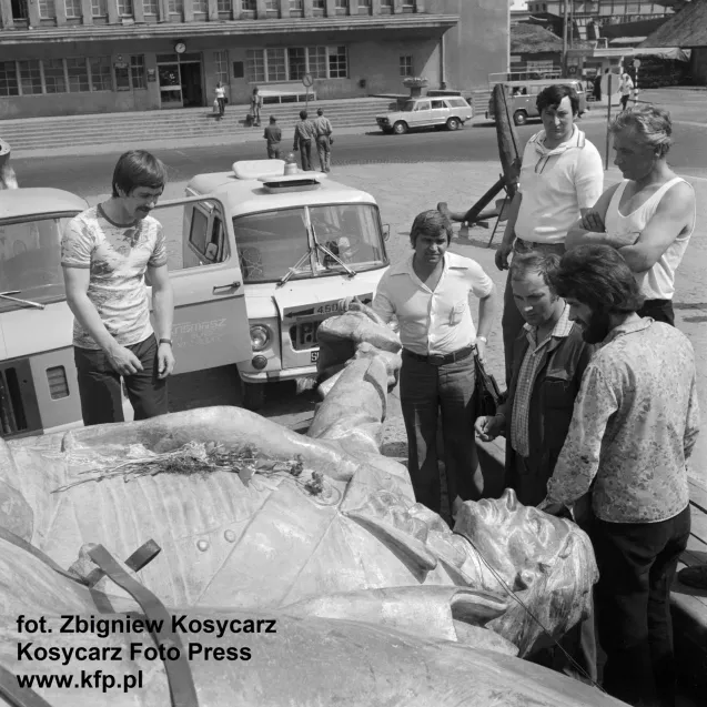 Zdjęcia dokumentujące załadunek pomnika Kościuszki na Nabrzeżu Francuskim w Gdyni.