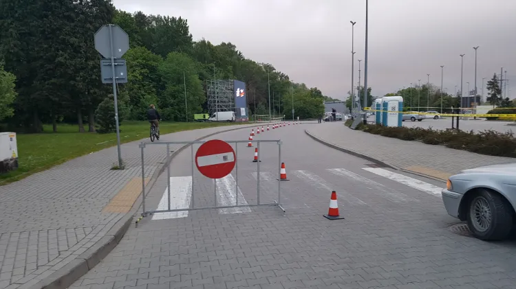Zakaz wjazdu i kino samochodowe zablokowały legalny przejazd rowerem przy Hali Gdynia.
