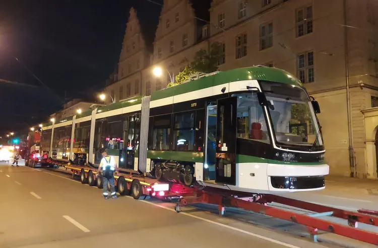 Biało-zielony tramwaj dojechał w nocy do Gdańska. Niedługo pojawi się na ulicach miasta.