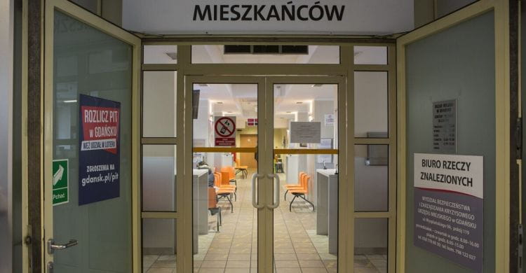 Pracownicy trójmiejskich urzędów obawiają się o to, że mogą stracić pracę. Urząd Miejski w Gdańsku zapewnia, że nie planuje redukcji etatów, ale ograniczy wydatki np. na premie i nagrody.