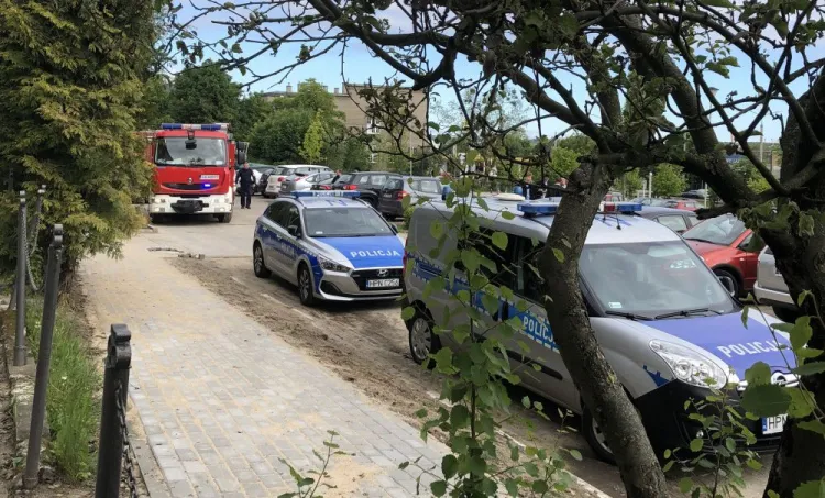 Policjanci odebrali zgłoszenia o ładunkach wybuchowych w sopockich liceach. To najprawdopodobniej fałszywe alarmy. Radiowozy przyjechały jednak także pod CKZiU 1 w Gdyni.