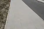 Czytelniczka podkreśla, że droga dla rowerów rozjeżdżana jest przez auta. Na dowód przekazała nam zdjęcia.