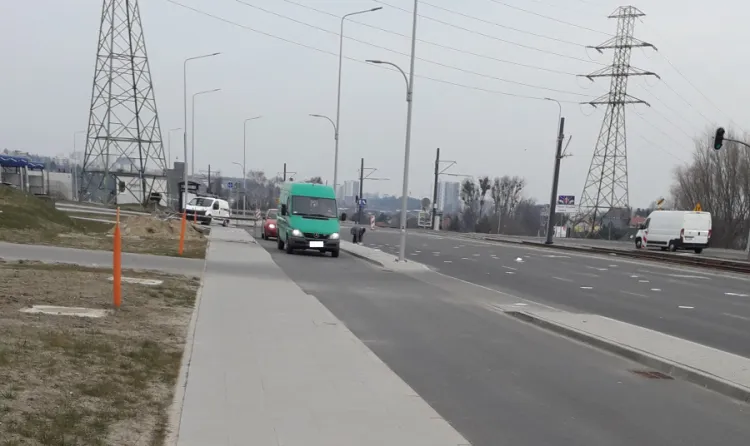 Czytelniczka podkreśla, że droga dla rowerów rozjeżdżana jest przez auta. Na dowód przekazała nam zdjęcia.