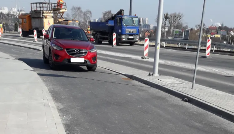 Czytelniczka podkreśla, że droga dla rowerów rozjeżdżana jest przez auta. Na dowód przekazała nam zdjęcia.