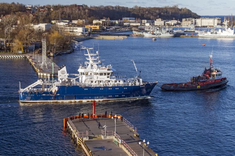 Na zdjęciu statek Skagerak budowany dla Uniwersytetu w Göteborgu. W połowie marca opuścił Nautę.  Budowa statku zamówionego jako w pełni wyposażony, trwała siedem lat. Ostatecznie zostanie dokończona w Szwecji. Jednostka jest teoretycznie w pełni wyposażona, ale nie działa jej napęd. 