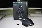 Bezprzewodową Logitech MX Master podłączyć możemy za pośrednictwem odbiornika USB lub technologii Bluetooth. Samą mysz ładujemy za pomocą złącza USB-C.