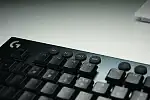 Oprócz klawiszy multimedialnych Logitech G815 umożliwia szybkie przełączanie się między trzema trybami pracy, włączenie trybu blokady klawiszy (przydatne w grach) oraz zmiany podświetlenia.