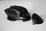 Logitech G604 zasilana jest akumulatorkiem AA i w zależności od trybu pracy wytrzymuje 240 godzin ciągłego grania lub nawet 5,5 miesiąca pracy w trybie Bluetooth. Oprócz baterii w korpusie schować można także odbiornik USB.