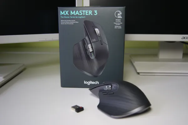 Bezprzewodową Logitech MX Master podłączyć możemy za pośrednictwem odbiornika USB lub technologii Bluetooth. Samą mysz ładujemy za pomocą złącza USB-C.