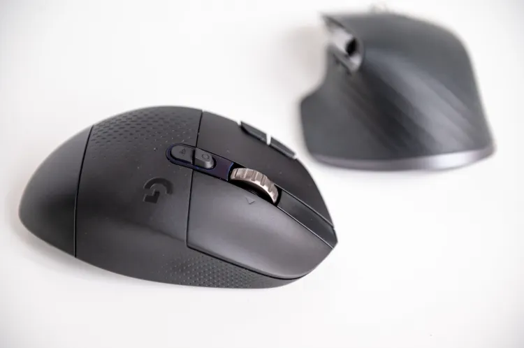 Ergonomiczne myszki z uwagi na swój wysoki grzbiet mogą nie przypasować każdemu. Warto o tym pamiętać.